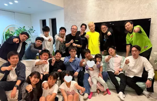 「パンサー尾形、49歳誕生日に尾形軍団や子供たち総勢20人超サプライズ」の画像