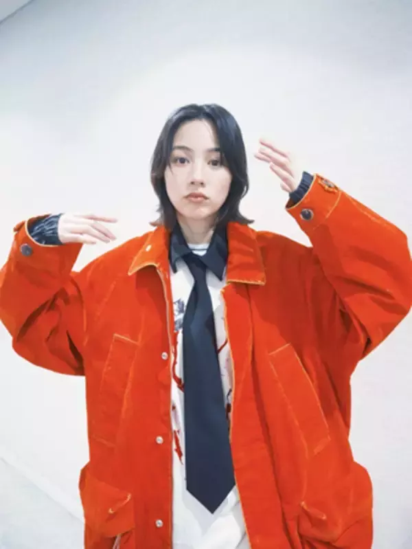 のん、ド派手なセットアップ姿に「深夜のイケメン!?」