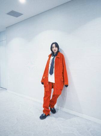 のん、ド派手なセットアップ姿に「深夜のイケメン!?」