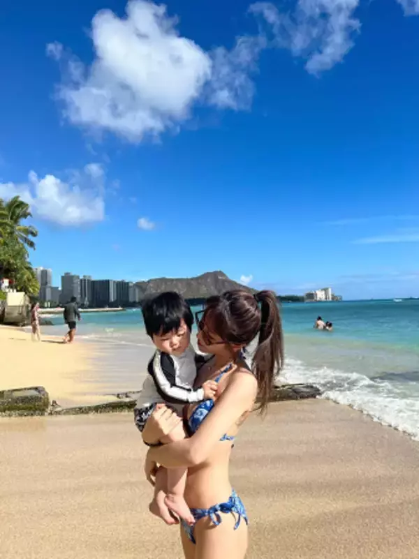 「くみっきー、ハワイでの“ビキニショット”を公開」の画像
