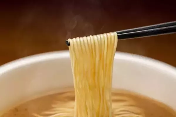 「専門店の味を再現！カップ麺「一蘭とんこつ釜だれ」発売」の画像