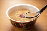 「専門店の味を再現！カップ麺「一蘭とんこつ釜だれ」発売」の画像6