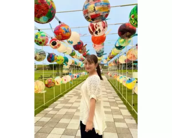 「小松彩夏、色とりどりのランタンに囲まれ１歳息子と台湾気分満喫」の画像