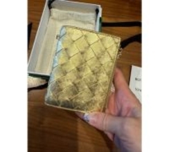 小原正子、ボッテガの金の財布購入「今年はゴールドな気分」