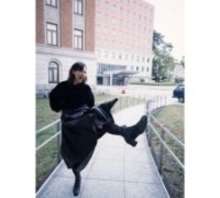 のん、ロングスカートで豪快キックショット公開