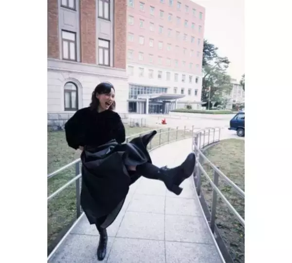 「のん、ロングスカートで豪快キックショット公開」の画像