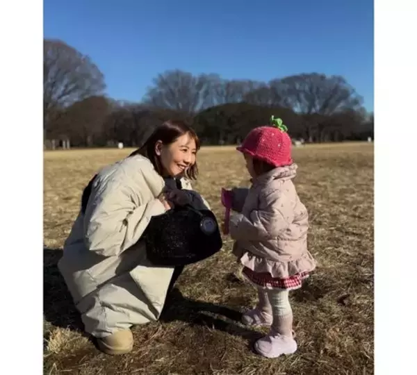 第２子妊娠中･西野未姫、いちごコーデの愛娘と散歩ショット