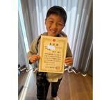 「小原正子、９歳次男が全校生徒の前で表彰、兄に続く快挙」の画像1