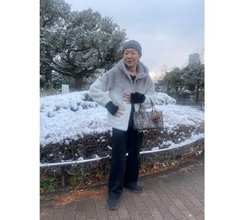 パーキンソン病公表の美川憲一、東京の雪に"ご機嫌ショット"