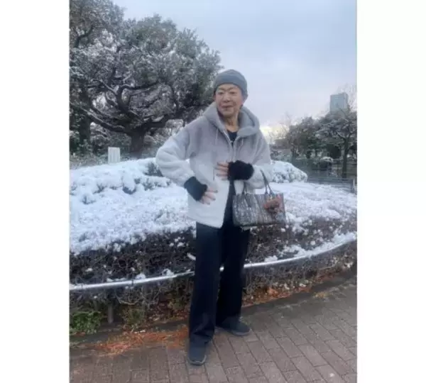 パーキンソン病公表の美川憲一、東京の雪に"ご機嫌ショット"