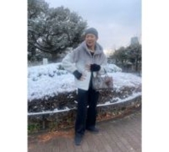 パーキンソン病公表の美川憲一、東京の雪に"ご機嫌ショット"