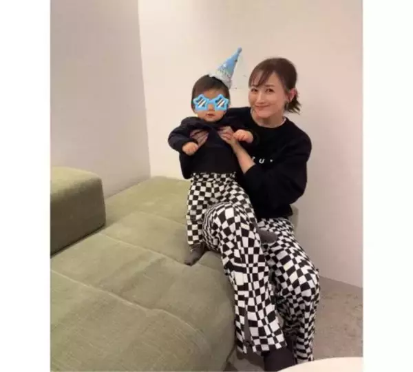 「小松彩夏、１歳迎えた息子の誕生日＆黒白のお揃いコーデショット」の画像