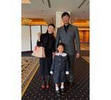 「小原正子、６歳長女の卒園式に夫・マック鈴木と出席」の画像1