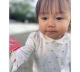 「山本圭壱、１歳愛娘と公園で遊ぶ姿公開＆イクメンぶりに反響」の画像2