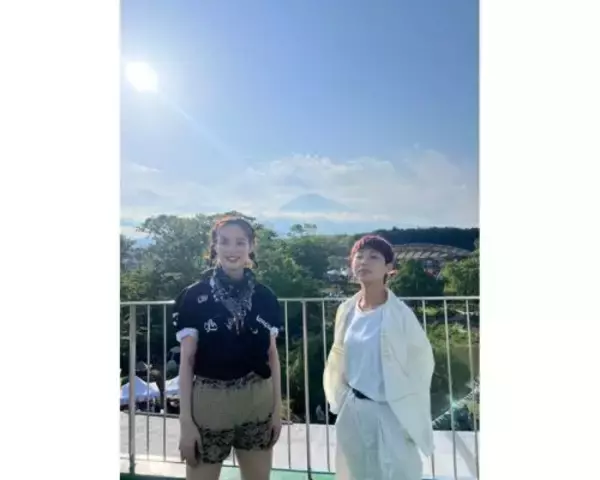 のん、富士山バック＆青空の下でお腹ちらり…爽やかフェスオフショ