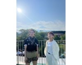 のん、富士山バック＆青空の下でお腹ちらり…爽やかフェスオフショ