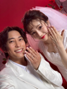 佐野岳、幸せそうに結婚指輪を見せる島崎遥香と２SHOT