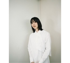 のん、白衣装で際立つ透明感＆光に包まれる幻想的なCMオフショ公開