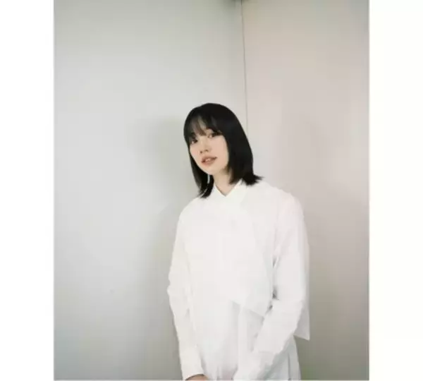 のん、白衣装で際立つ透明感＆光に包まれる幻想的なCMオフショ公開