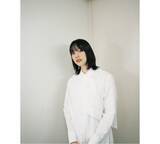 「のん、白衣装で際立つ透明感＆光に包まれる幻想的なCMオフショ公開」の画像2