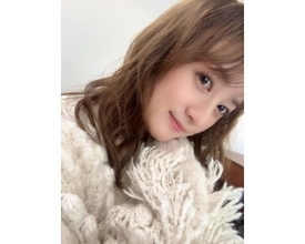 小松彩夏、ふんわり秋ニットの笑顔ショット＆日帰り東京である撮影報告