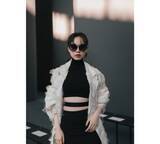 「のん、美ウエスト際立つ大胆カッティングなモードコーデ」の画像1