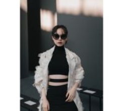 のん、美ウエスト際立つ大胆カッティングなモードコーデ