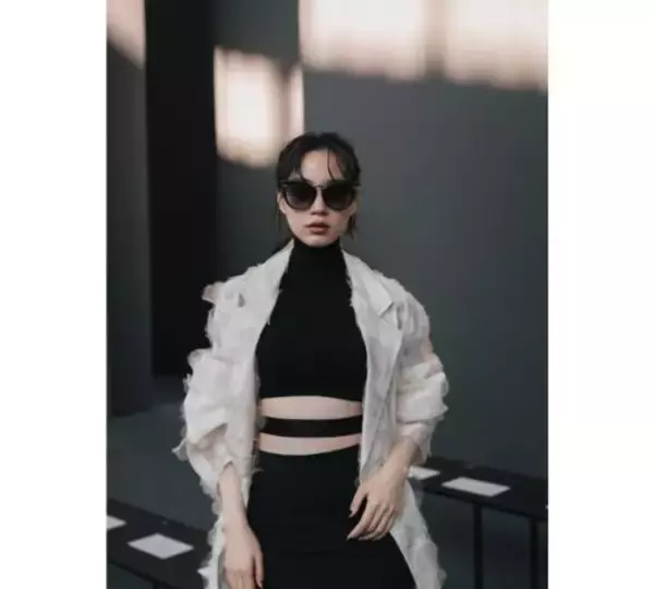 「のん、美ウエスト際立つ大胆カッティングなモードコーデ」の画像