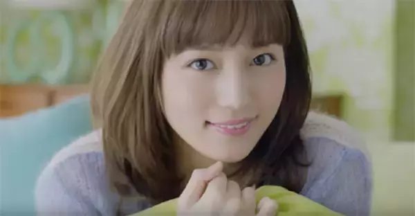 川口春奈が部屋着、眼鏡姿などで応援してくれる動画公開