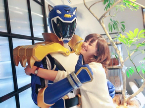 倉科カナ、特撮ヒーロー・トライガーに抱きつき写真公開