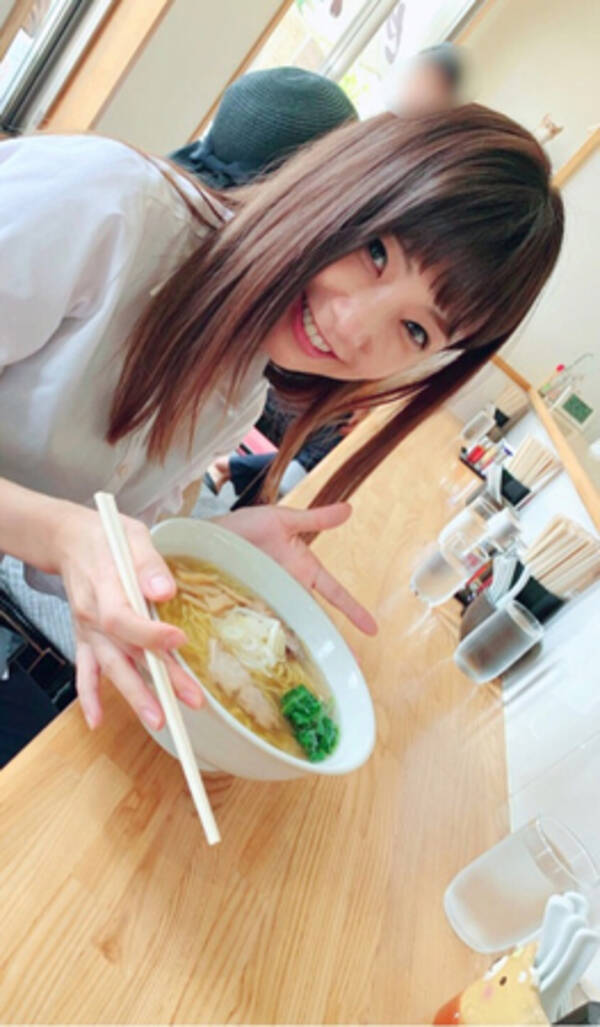 倉科カナ ラーメンを前に満面の笑み 19年7月29日 エキサイトニュース