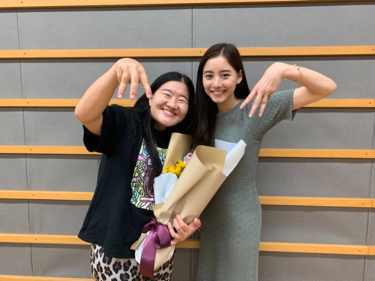 新木優子、ガンバレルーヤよしこと“Mポーズショット” (2019年8月29日) - エキサイトニュース