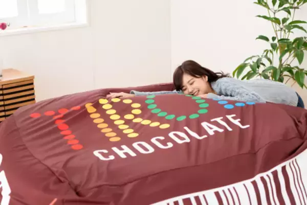 チロルチョコが全身を包み込む…超巨大クッション誕生！ - エキサイト 