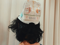 水嶋ヒロ、長女の可愛いいたずら…オムツを被った後ろ姿