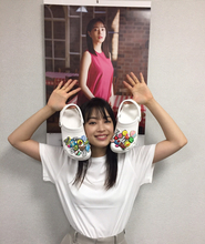 広瀬すず 白Tに白クロックスを持つ姿に「ウエスト細っ」