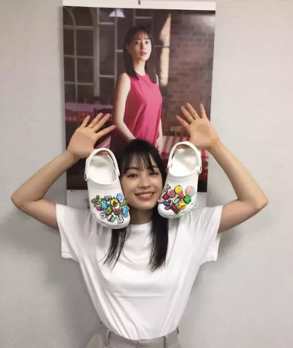 広瀬すず 白Tに白クロックスを持つ姿に「ウエスト細っ」