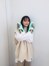 広瀬すず、新色クロックスを手に持った写真に「小顔ー」