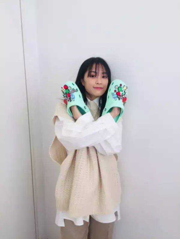 「広瀬すず、新色クロックスを手に持った写真に「小顔ー」」の画像