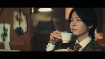 探偵姿の中村倫也とともに自宅で“謎解き”を楽しめる！