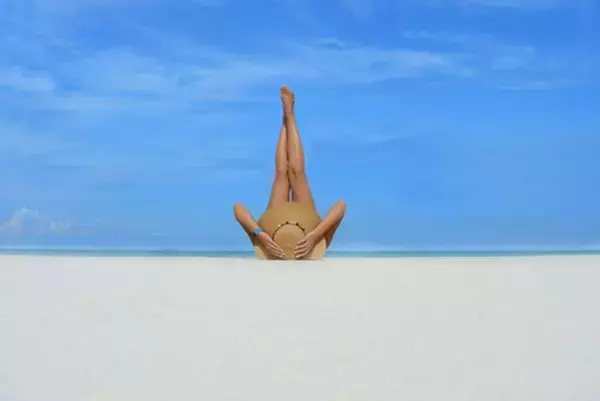 河北麻友子の“美脚コーデ”にファン「ポージング神！」