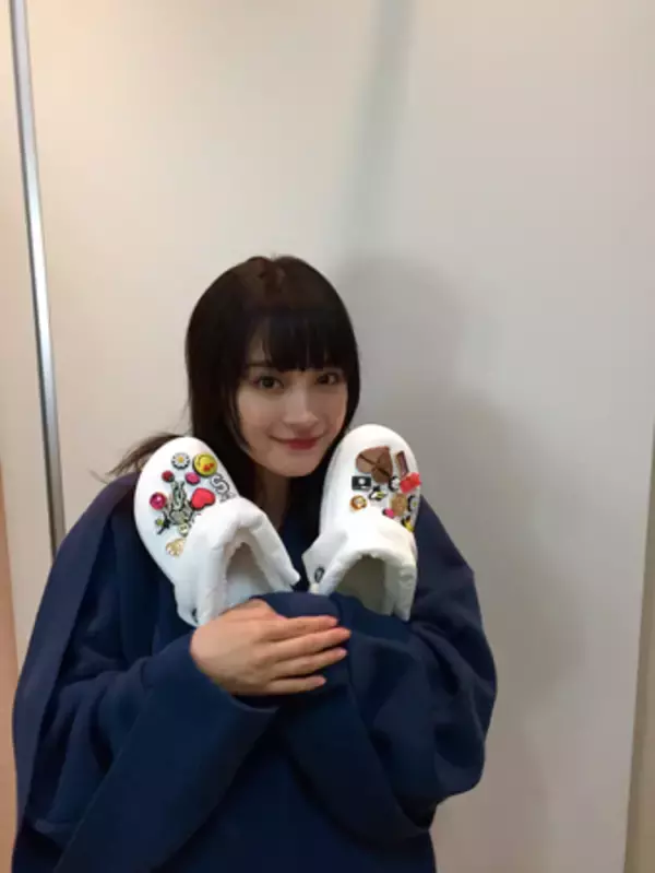 「広瀬すず、新作クロックス持つ姿に「お顔小さすぎっ！」」の画像