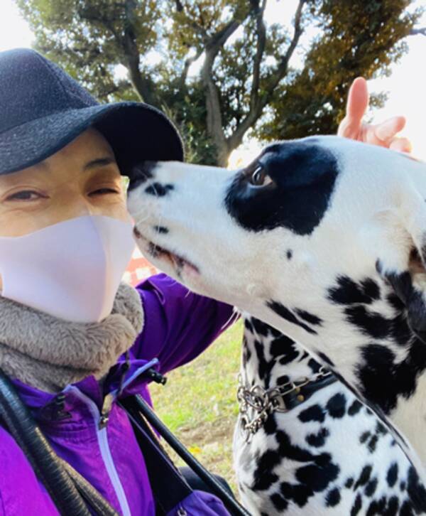 高岡早紀 愛犬とのお散歩ショットに かわいい の声 年11月13日 エキサイトニュース