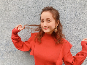 小松彩夏、赤いニット＆髪の毛フワフワ巻きショット公開