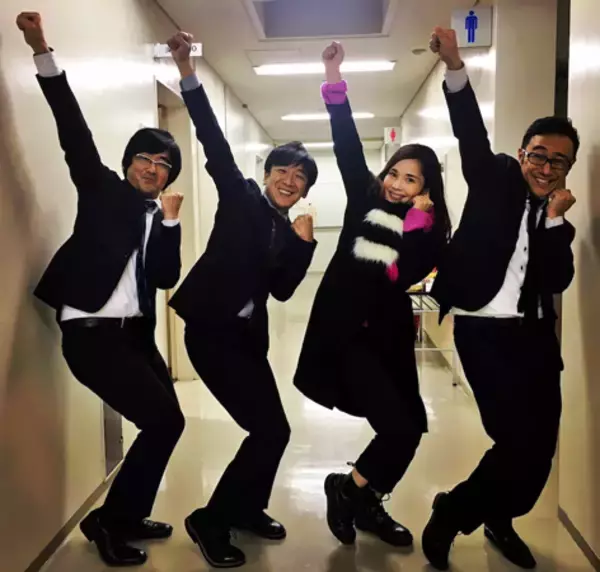 「平野ノラ、東京03との“バブリーポーズ”ショットを公開」の画像