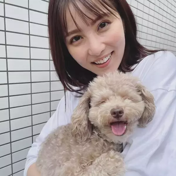 石川恋、愛犬・ちぇるを抱っこした可愛すぎる2ショット 2021年6月1日 エキサイトニュース 