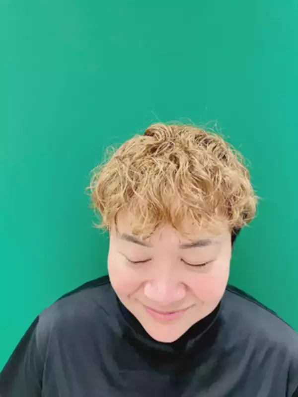 「ハリセンボン春菜、プードル意識した金髪パーマヘア披露」の画像