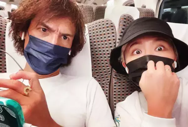 「丸山桂里奈、新幹線車内で撮影した本並夫婦ショット披露」の画像