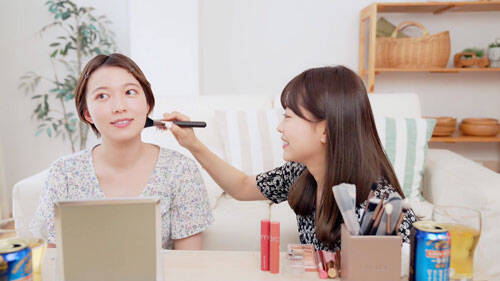 阿部華也子、ビール片手に初の“韓国風メイク”に挑戦！