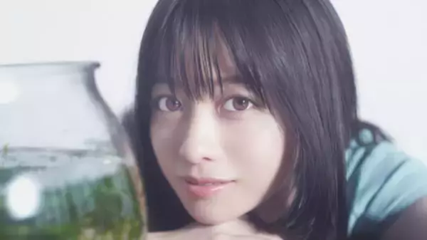 「橋本環奈、とろけるメロウな瞳の「メロウ環奈」ムービー」の画像