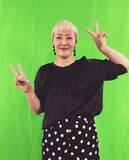 「丸山桂里奈、夢が叶った！グリーンバック前でピースSHOT」の画像2